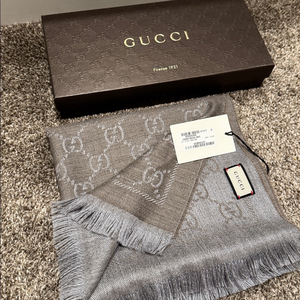 NWT Gucci reversible monogram GG logo scarf taupe and light grey gray